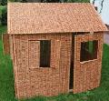 Domek wiklinowy z wikliny korowanej. Podstawa 100 x 130, wys. 100/135, d� dachu 140.