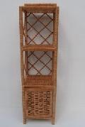 Etażerka - słupek 4 półkowy z drzwiczkami.Boki na dole zaplecione. 30x29x107
